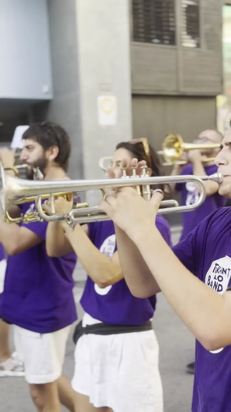 Trompetistes de Tirant Lo Band marxant pel carrer